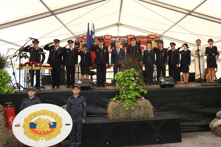 Predaja gasilskega vozila  GVGP-1 PGD Grahovo 09 Foto Ljubo Vukelič